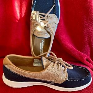 Skechers Goga Max loafers nautical boat themed navy and tan sz 7